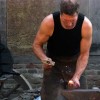 مرد آهنگر و تمرکز در کار