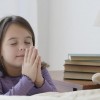 دختر کوچولو در حال دعا کردن