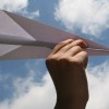 هواپیمای کاغذی در دستان پسربچه